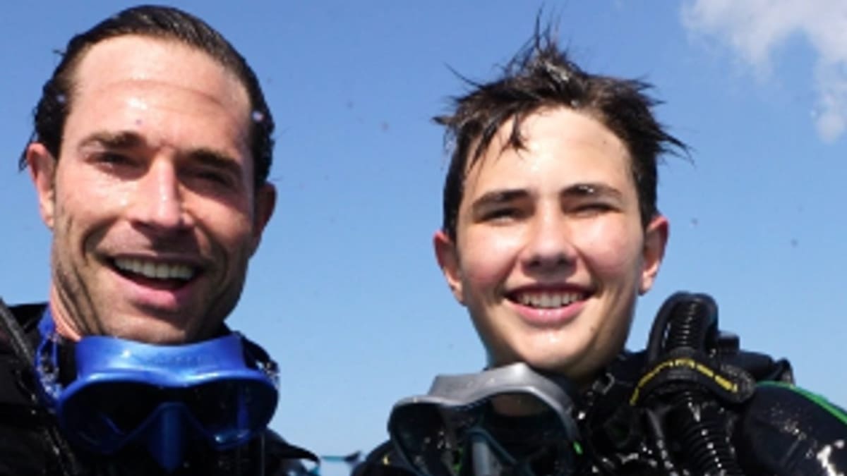 Sebastián Rulli comparte video de sus divertidas vacaciones junto a su hijo en el mar