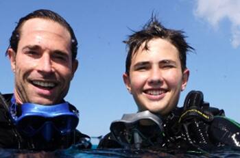 Sebastián Rulli comparte video de sus divertidas vacaciones junto a su hijo en el mar