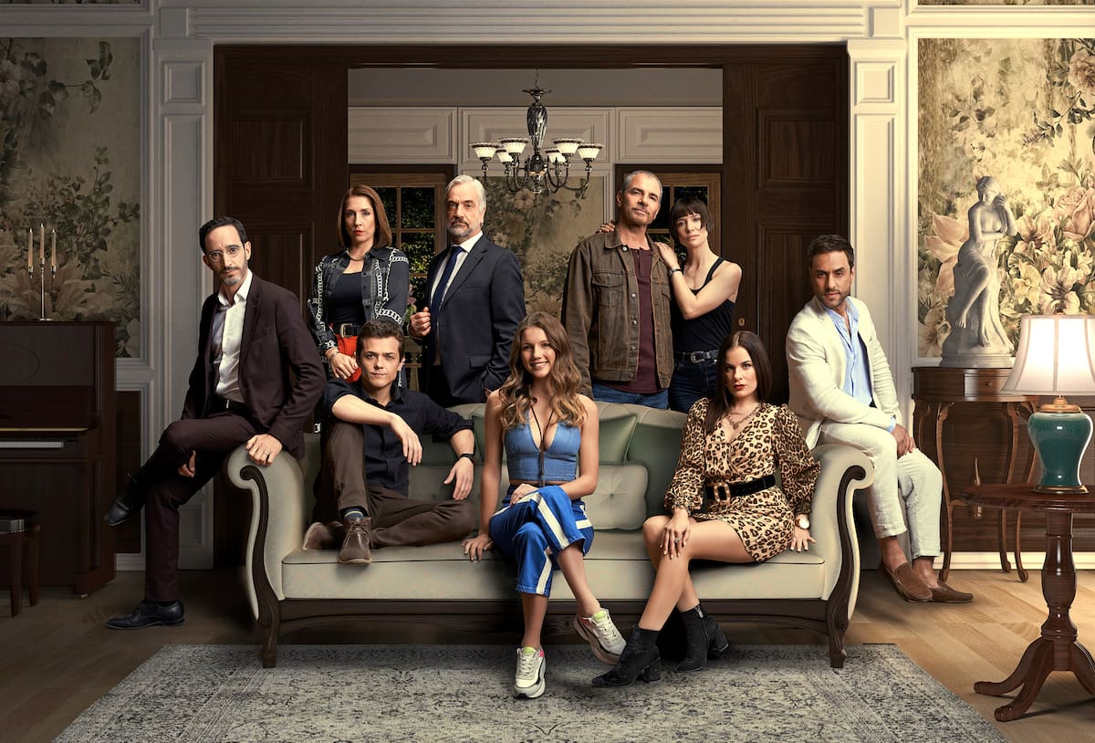 "Secretos de familia" es el nombre de la nueva teleserie de Canal 13 que contará con las participaciones de Daniela Ramírez, Álvaro Rudolphy y Francisco Reyes.