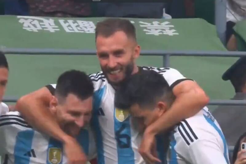 La Albiceleste venció 2-0 a Australia con goles de Messi y Pezzella