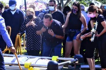 Último adiós: Le cantan "Amor Eterno" mientras sepultan a Octavio Ocaña