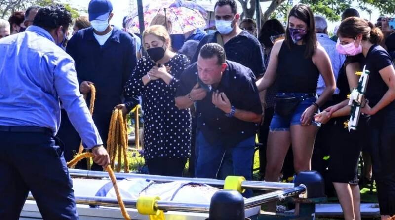 Sepultan a Octavio entre lágrimas, aplausos y cantando "Amor Eterno" - Créditos: Especial