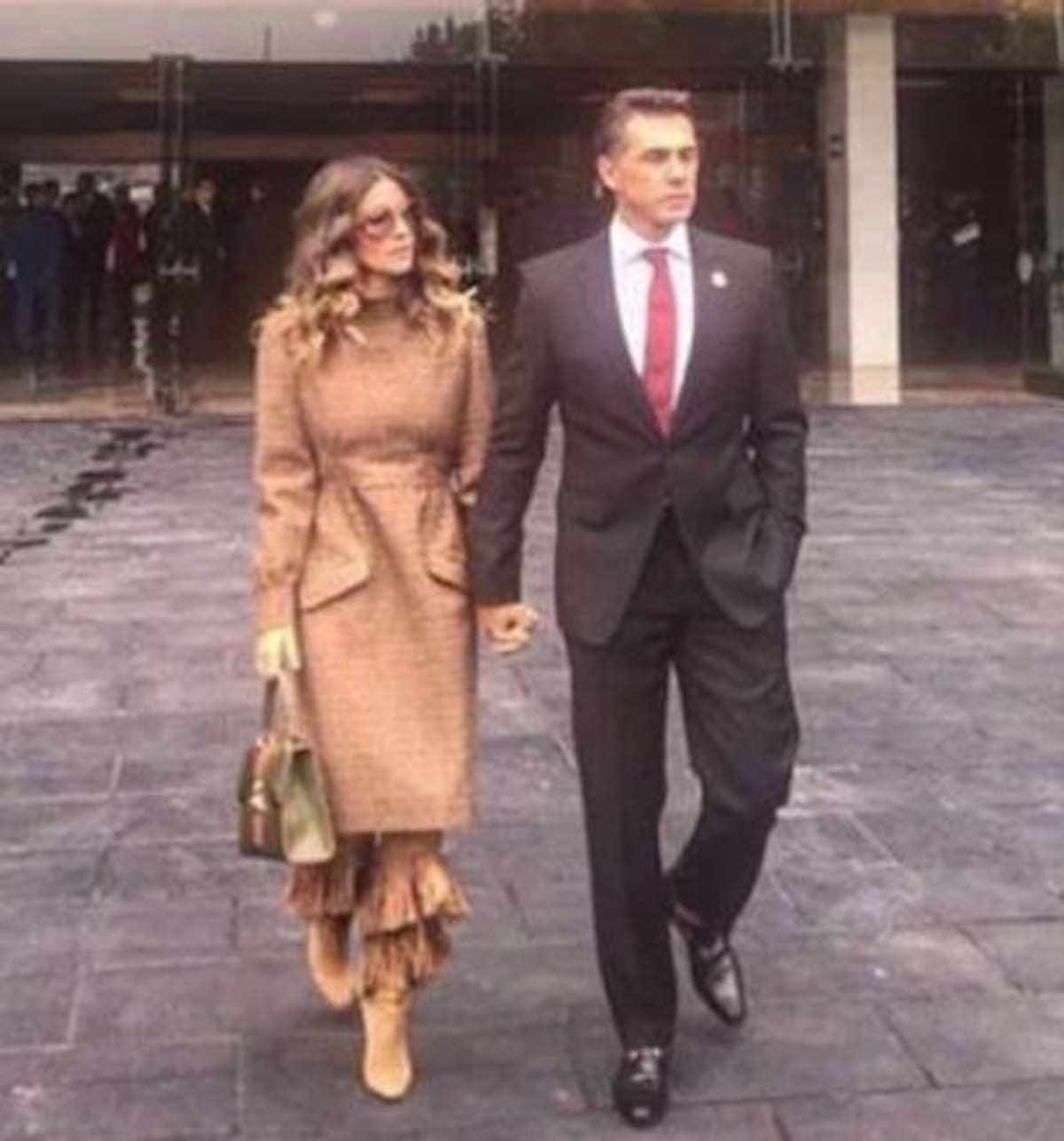 El actor es captado a su salida del Congreso de la unión, tras rendir protesta.