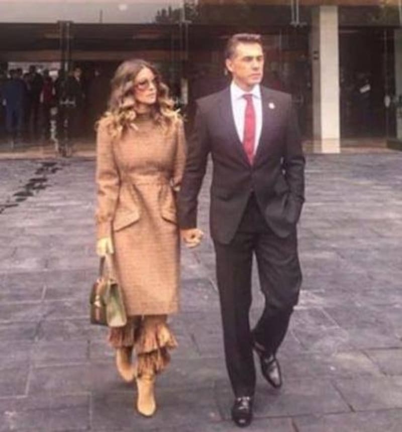 El actor es captado a su salida del Congreso de la unión, tras rendir protesta.