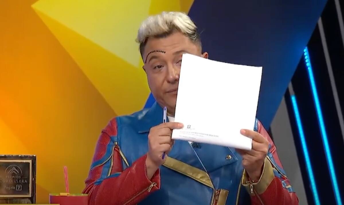 El animador mostró un documento que podría poner en riesgo la participación de Luis Sandoval en El Internado.
