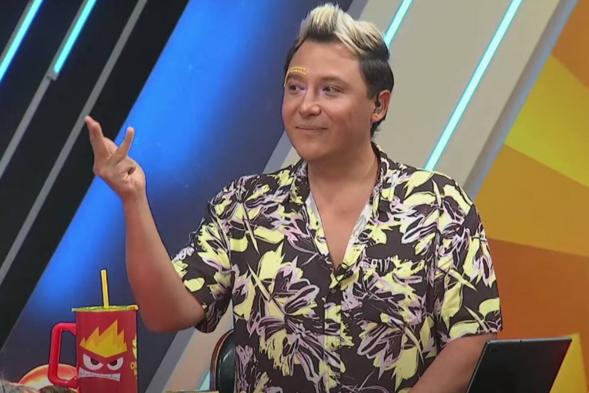 y su complejo día lleno de dardos y demandas.