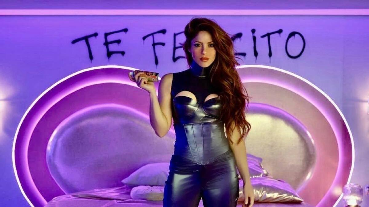 Shakira, en medio de su polémica separación de Piqué, celebra 100 millones de vistas de "Te felicito"