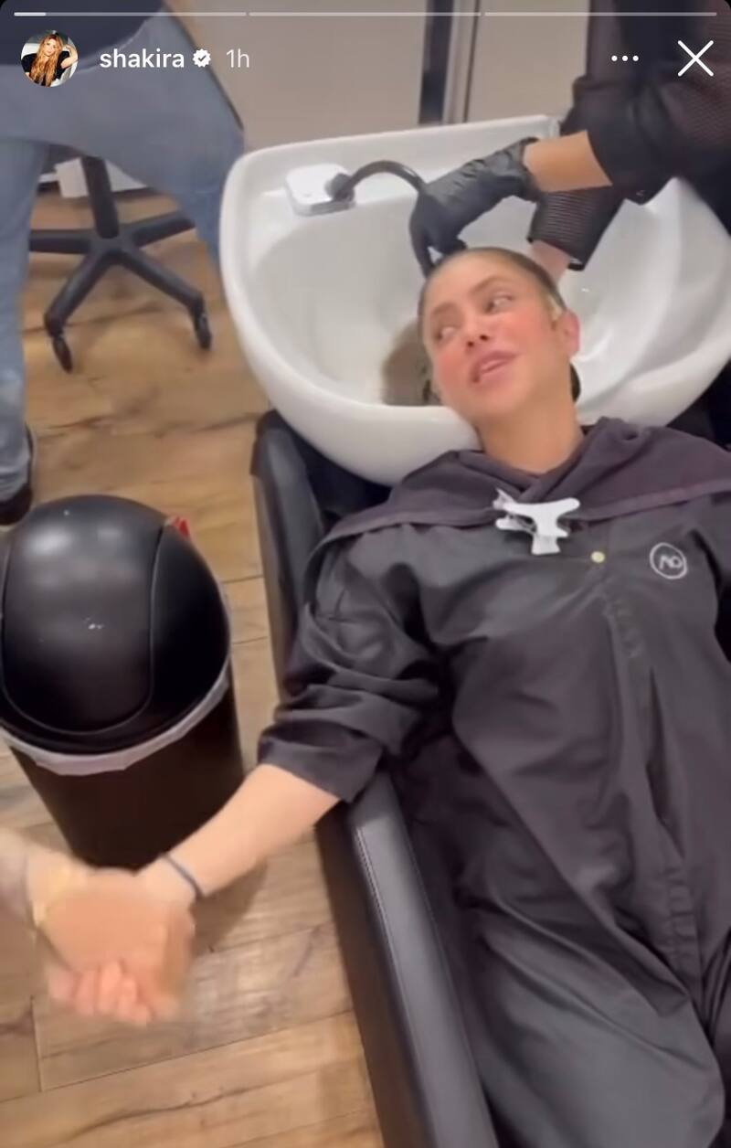 Shakira en el salón de belleza de la mano con Alejandro Sanz.