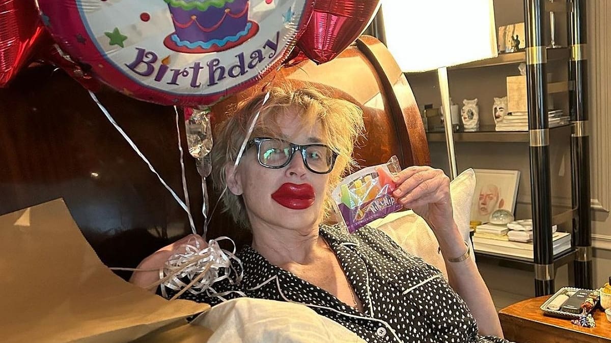 Sharon Stone celebra sus 65 años con un extraño cambio de look