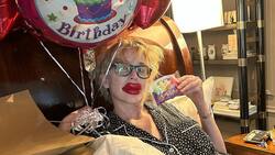 Sharon Stone celebra sus 65 años con un extraño cambio de look