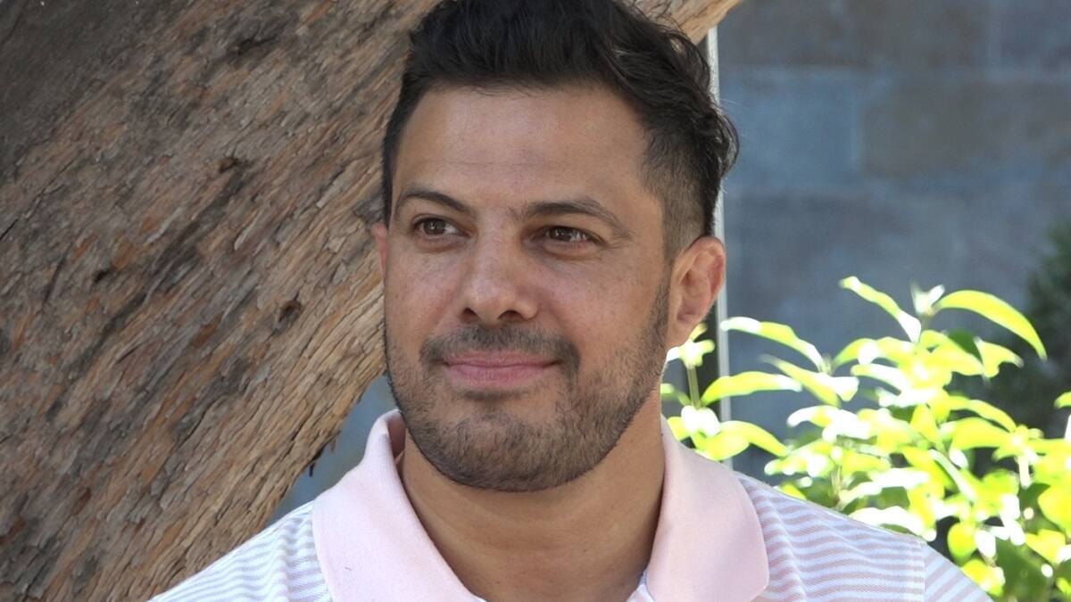 Lo perdió todo en el incendio: Simón Oliveros protagoniza emotivo reencuentro con cuidadora de su niñez