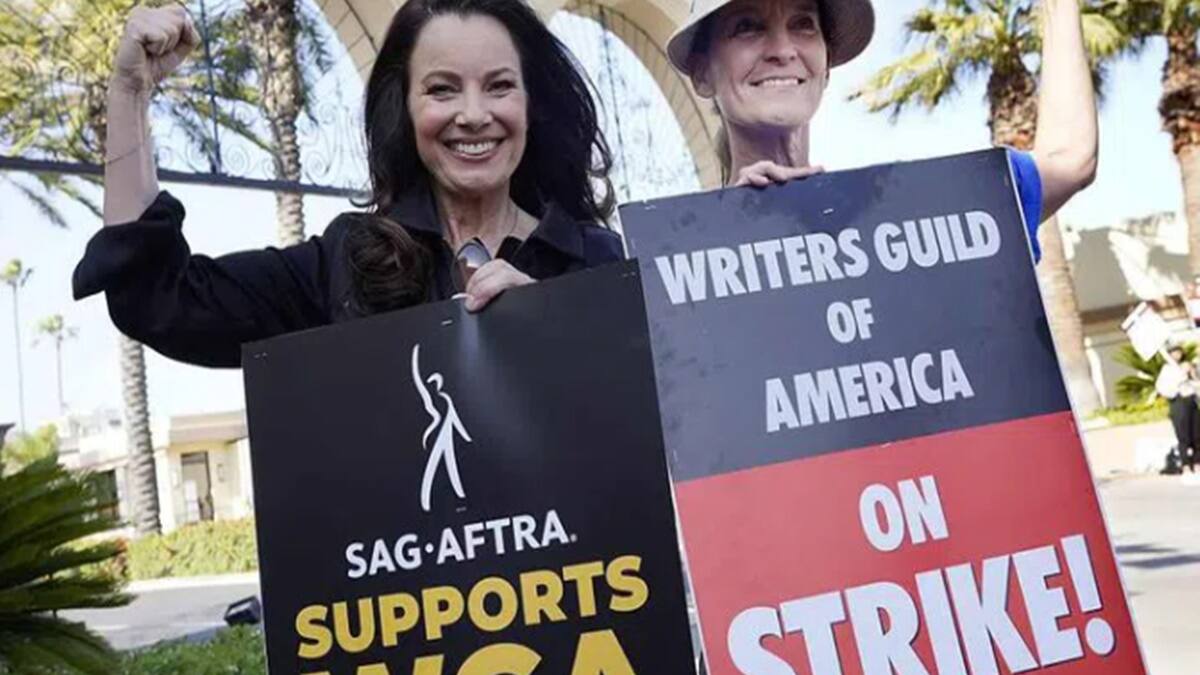 Actores de Hollywood se unen a huelga histórica de la industria del entretenimiento en EU