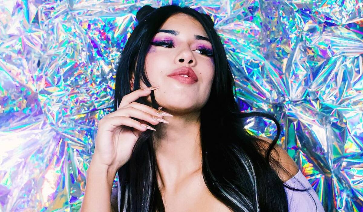 Revela intenso coqueteo con artista urbano.