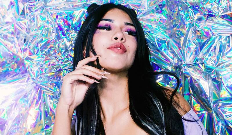 Revela intenso coqueteo con artista urbano.