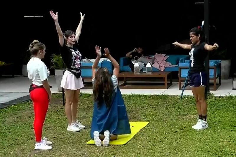 Las jugadoras de "Gran Hermano" Chile se reunieron para ayudar a la Pincoya en su "rutina de gimnasia artística".