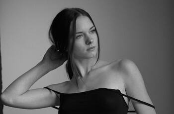 Stella Banderas ya es perfumista: la hija de Antonio Banderas y Melanie Griffith lanzó Lightbound