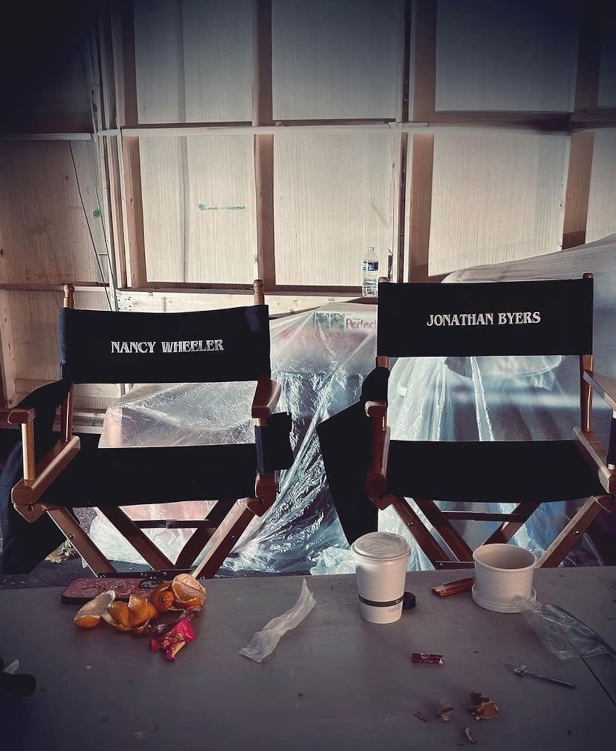 Las sillas de Nancy Wheeler y Jonathan Byers en el set de grabación de "Stranger Things".