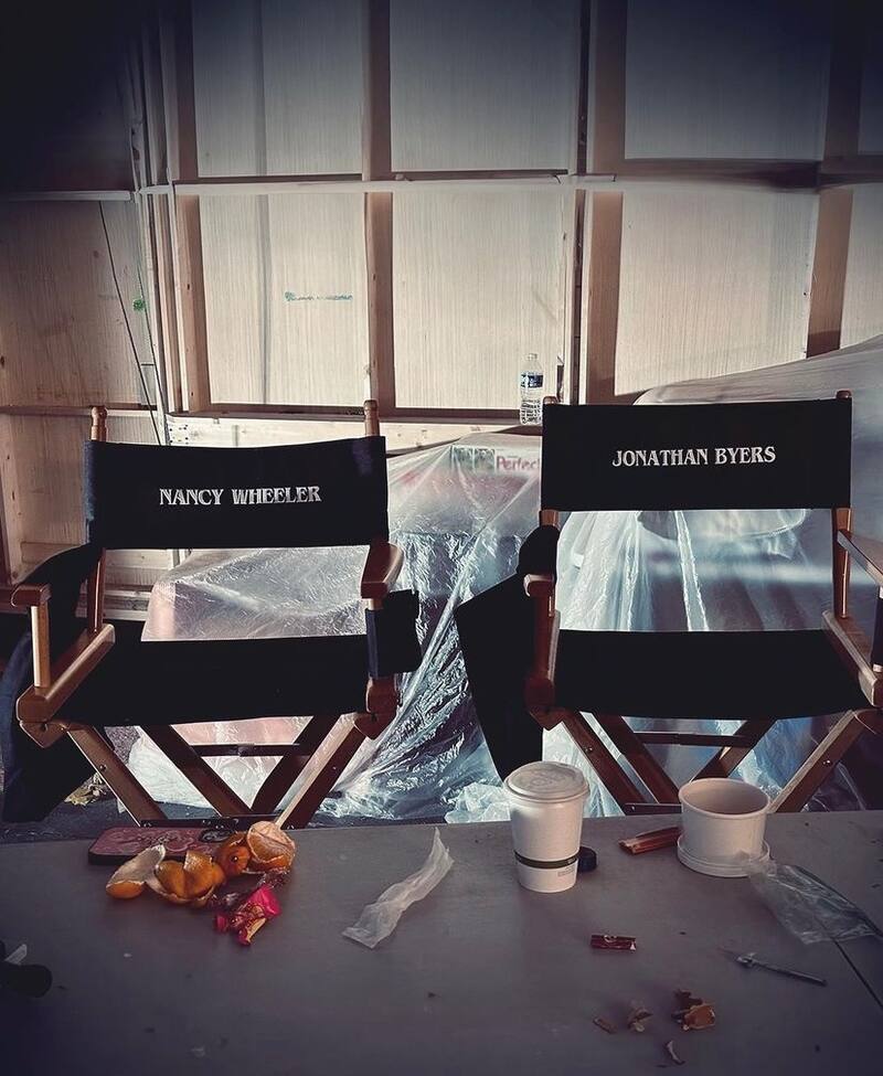 Las sillas de Nancy Wheeler y Jonathan Byers en el set de grabación de "Stranger Things".