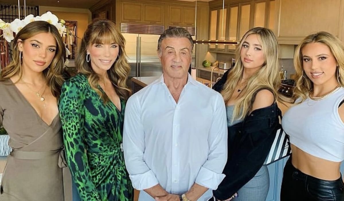 Sylvester Stallone Sus hijas roban cámara en alfombra roja de película - Créditos: Instagram @offiialslystallone