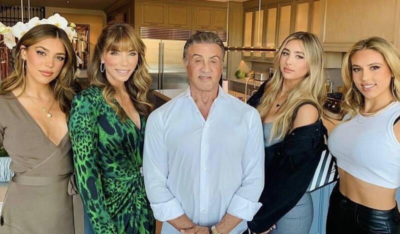 Sylvester Stallone Sus hijas roban cámara en alfombra roja de película - Créditos: Instagram @offiialslystallone
