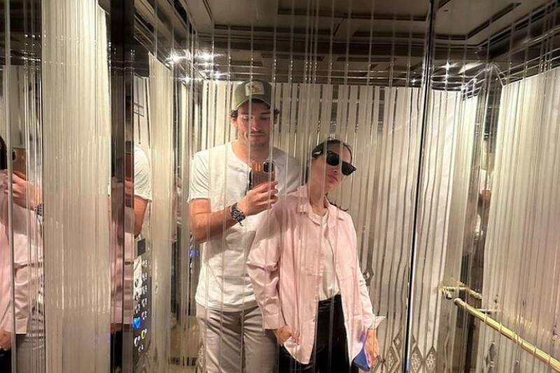 La pareja disfruta de París