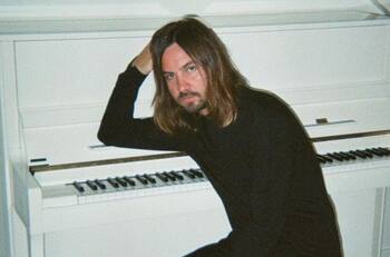 A días del Lollapalooza Chile 2023: Tame impala preocupa a sus fanáticos tras fracturarse la cadera