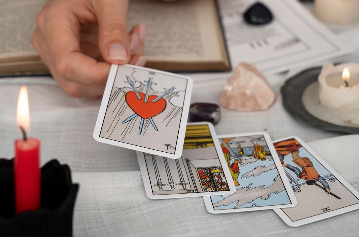 Horóscopo diario del Tarot para el domingo 1 de octubre de 2023: Las cartas están sobre la mesa