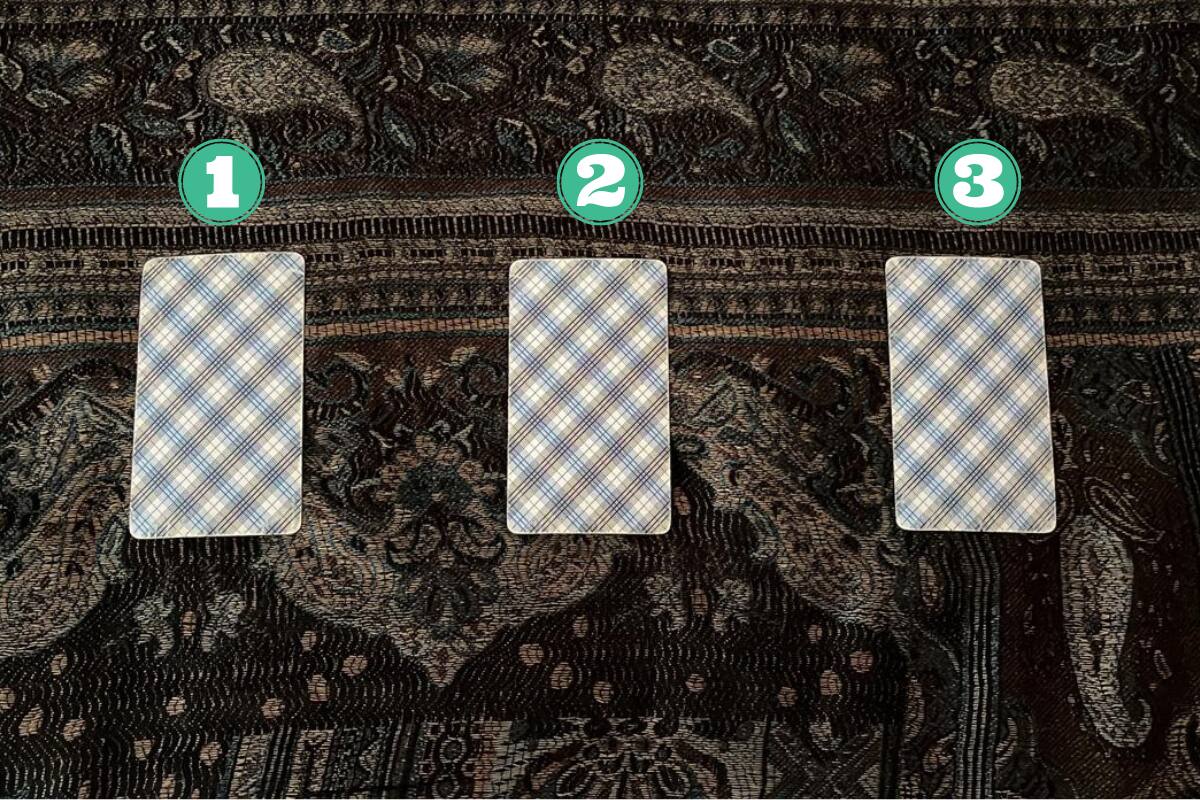 ¿Cuál de las tres cartas llama más tu atención? Escoge una y recibe un consejo para afrontar este día.