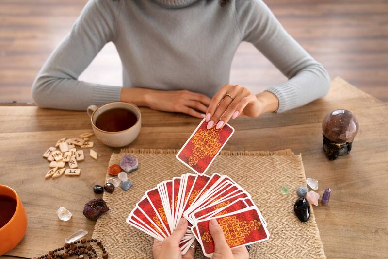 Guía tu jornada del 17 de agosto con ayuda de las cartas del Tarot.