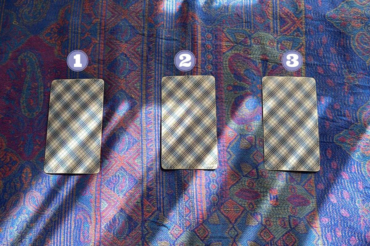 Escoge una de estas tres cartas y obtén una recomendación para hoy.