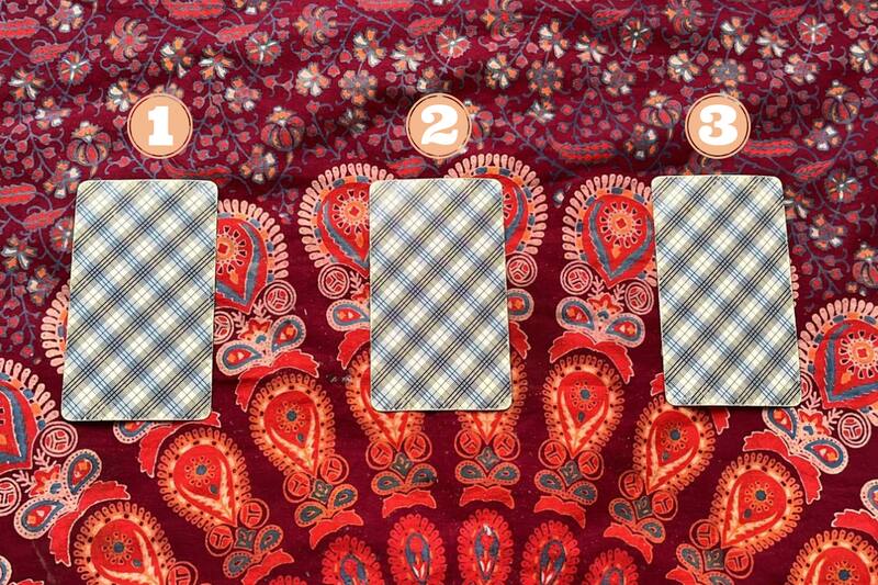 Elige una de las tres cartas y recibe un consejo para este jueves.