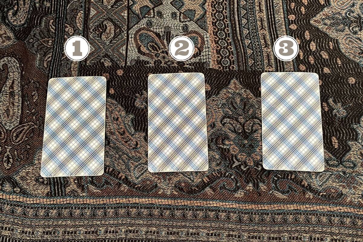Elige una de las 3 cartas del Tarot disponibles y recibe un consejo para este 8 de junio.