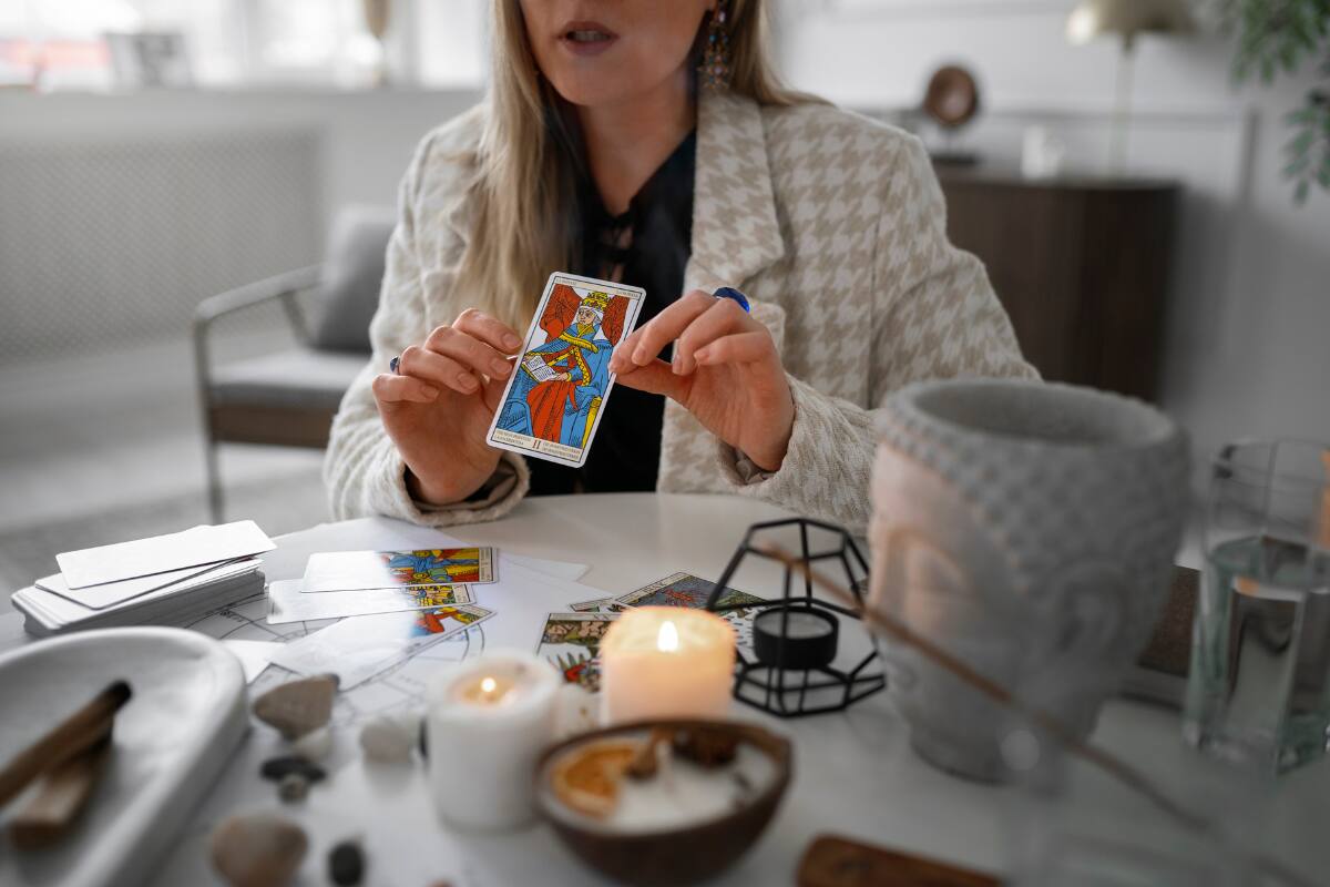 Elige una de las cartas del Tarot y recibe un consejo para este 26 de junio.