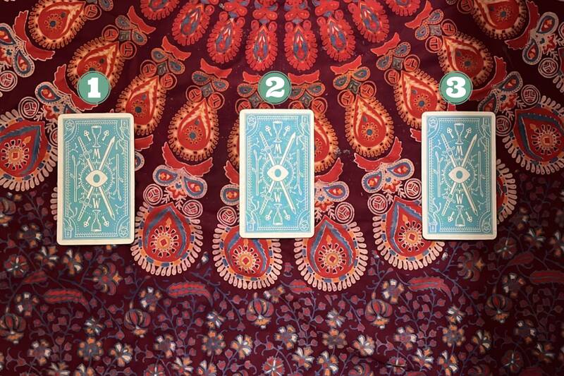 ¿Uno, dos o tres? Escoge una de las cartas y recibe un consejo para hoy.