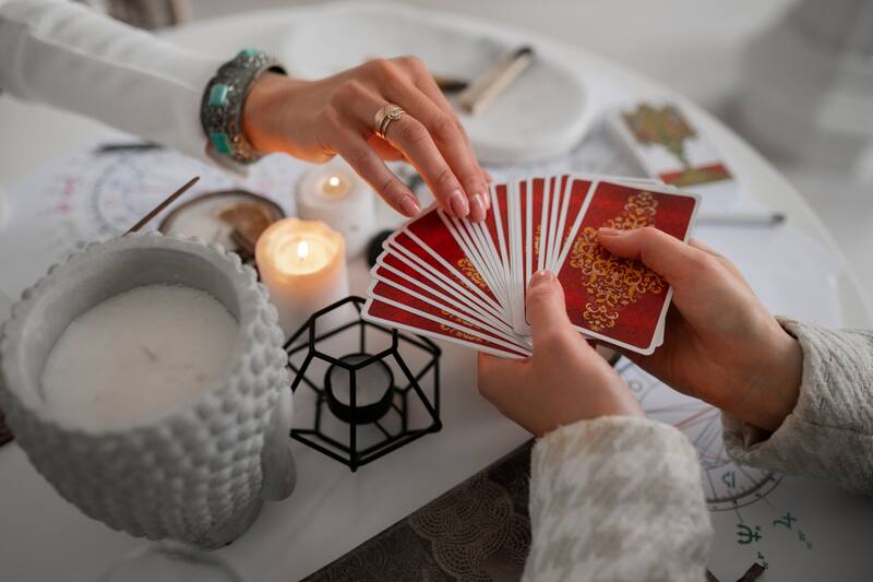 Escoge una de las cartas y recibe un consejo para este 8 de junio.