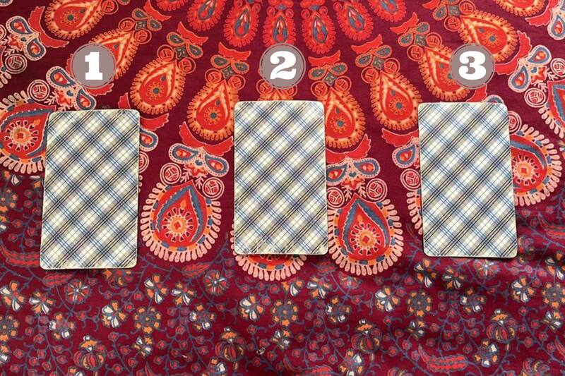 Ocupa tu intuición, elige la carta que más llame tu atención y recibe un consejo de las cartas.