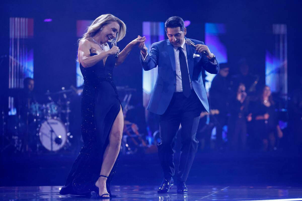 Los animadores del Festival de Viña del Mar 2026 Rafael Araneda y Karen Doggenweiler durante la segunda noche del certamen. Foto: Sebastian Cisternas/ Aton Chile