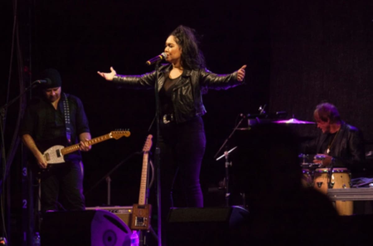 The Como la Flor Band: Una década de rendir tributo a Selena