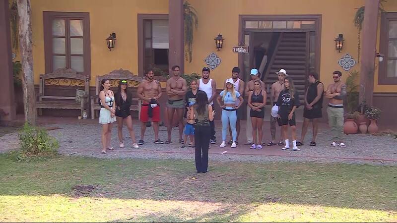 Karla Constant le comunicó a los jugadores de radicales cambios en el juego, y Luis Mateucci aprovechó para repasar nuevamente a Arturo Longton.