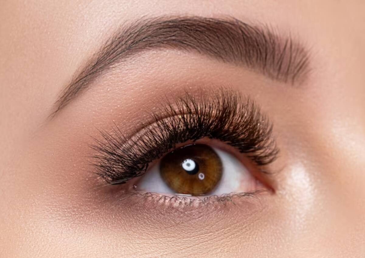 Cubre las canas de las cejas con canela (Foto: Freepik).