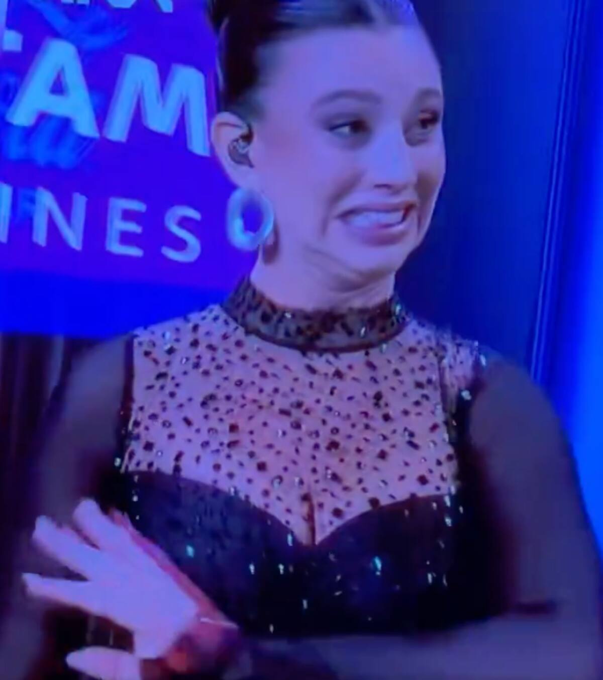 La comunicadora realizó polémico gesto tras pifias del Monstruo.