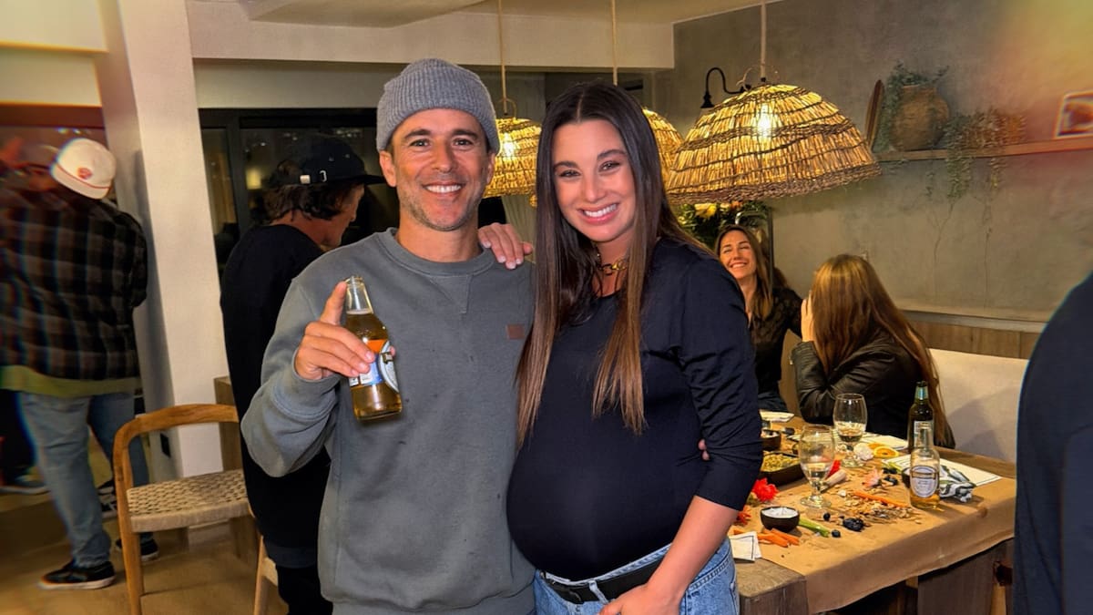 Con un emotivo tributo a su madre: Tita Ureta y Spiro Razis celebran el nacimiento de su primera hija