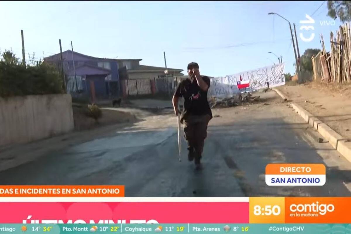 Un hombre se acerca a la periodista de manera agresiva.