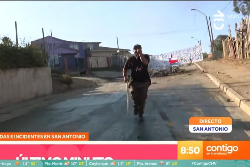 Un hombre se acerca a la periodista de manera agresiva.