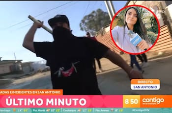 “¡Cuidado, Dani!”: Periodista de Chilevisión es increpada con palos y piedras en plena transmisión en vivo