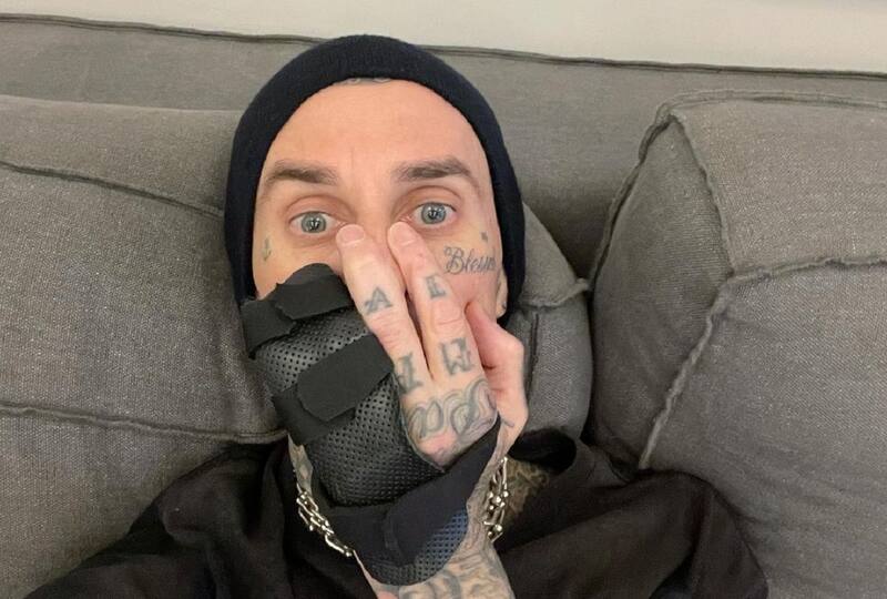 Travis Barker El baterista de Blink-182 se ha lesionado el dedo en dos oportunidades en las dos últimas semanas. - Créditos: Instagram