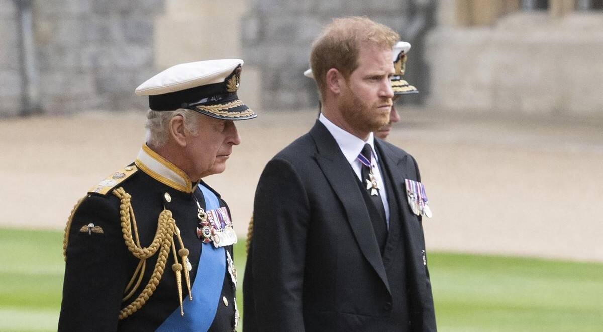 Una charla privada es la que habrían sostenido el rey Carlos III y el príncipe Harry previo a la coronación - Créditos: