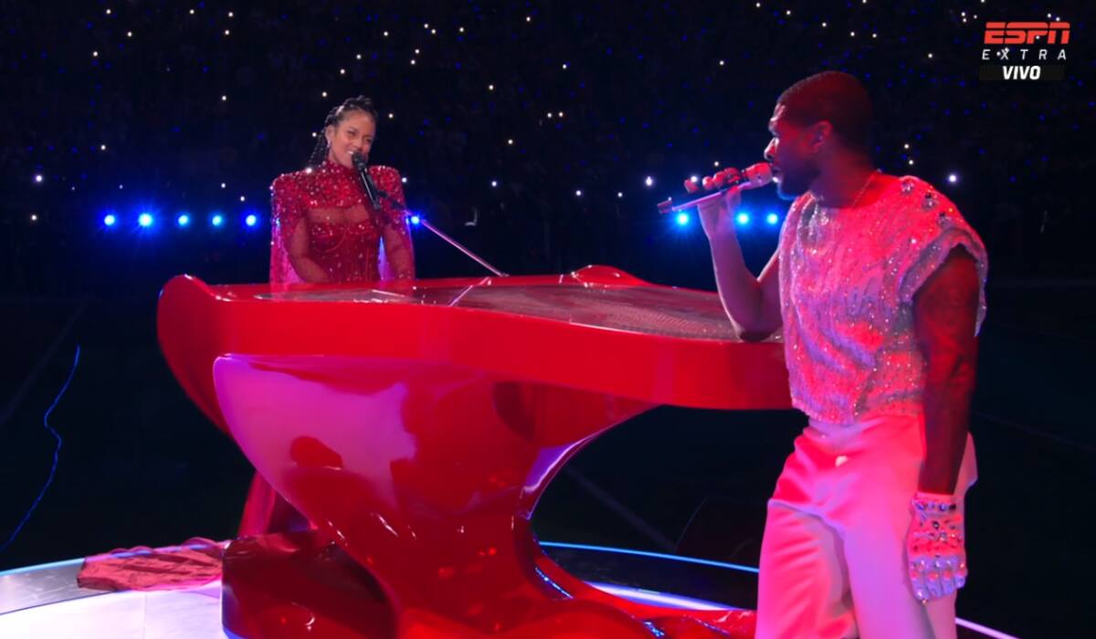 La espectacular entrada de Alicia Keys como acompañante a Usher, ambos cantaron My Boo.