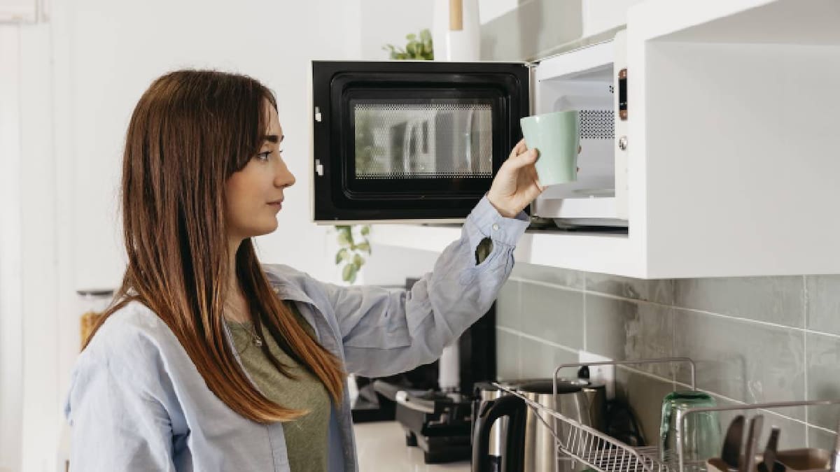 8 usos desconocidos que puedes darle al microondas más alla de calentar la comida