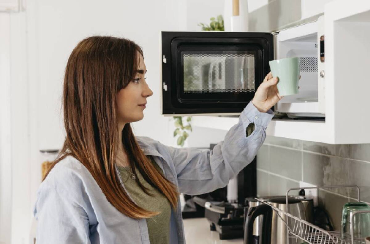 8 usos desconocidos que puedes darle al microondas más alla de calentar la comida